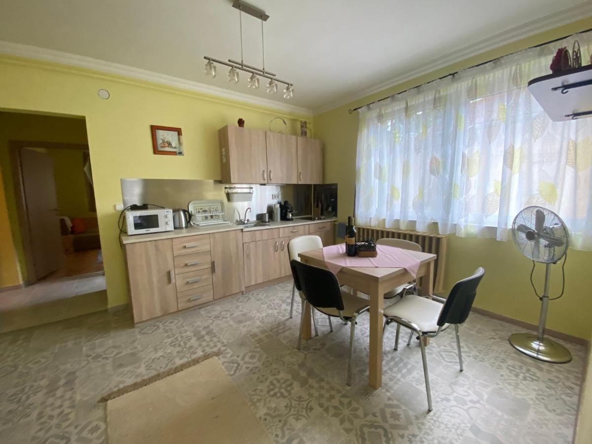Eszter Apartman Eger Exterior photo