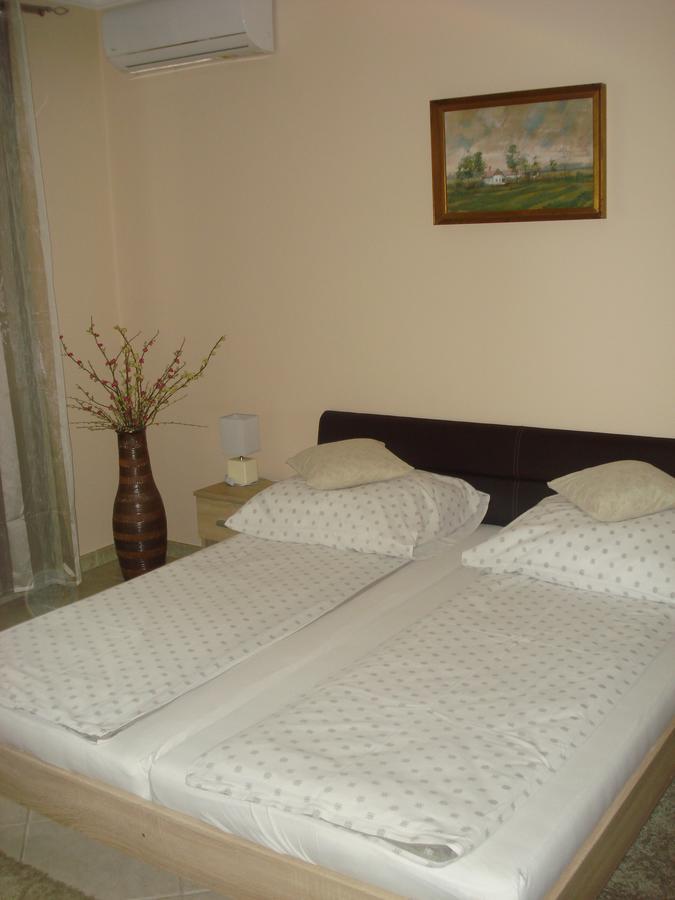 Eszter Apartman Eger Exterior photo